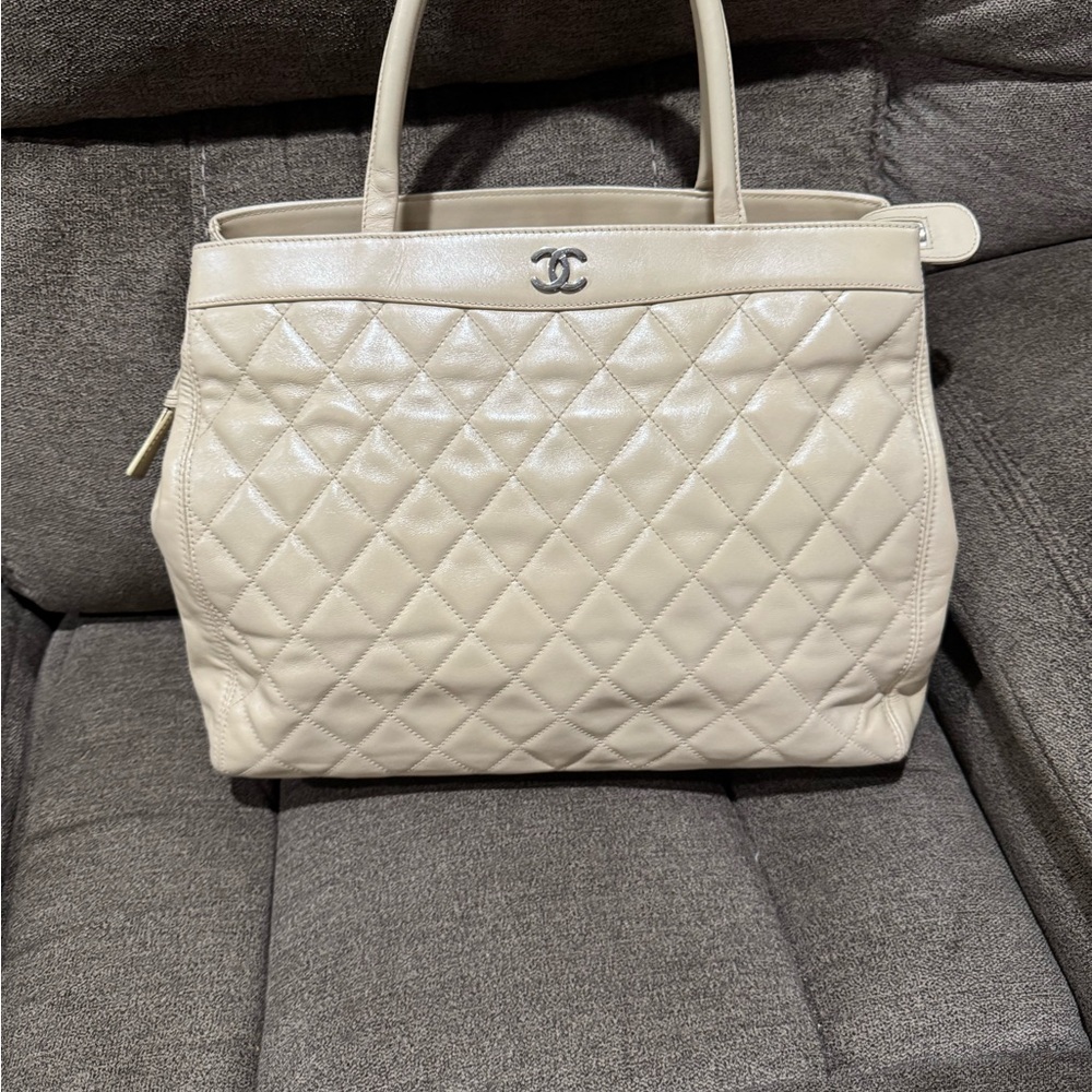 Excellent Condition Authentic Chanel Hand Bag Beige Lamb Skin - Picture 15 of 17